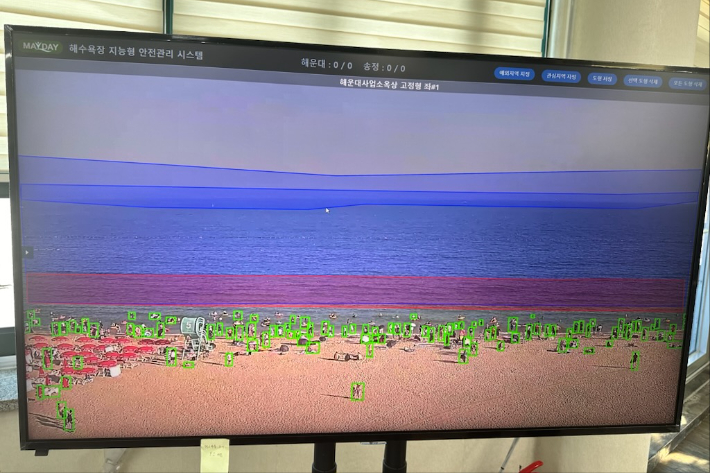 해운대해수욕장에 설치된 지능형 CCTV가 사람들을 인식하고 있는 모습. 부산 해운대구 제공