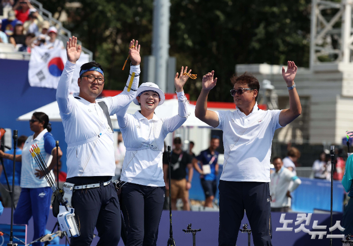 김우진과 임시현, 양창훈 감독이 2일(현지시각) 프랑스 파리 앵발리드에서 열린 2024 파리 올림픽 양궁 혼성 단체 4강 인도와의 경기에서 승리, 관중들을 향해 손을 들어 인사하고 있다. 2024.8.2 파리=올림픽사진공동취재단 / YSH 황진환 기자