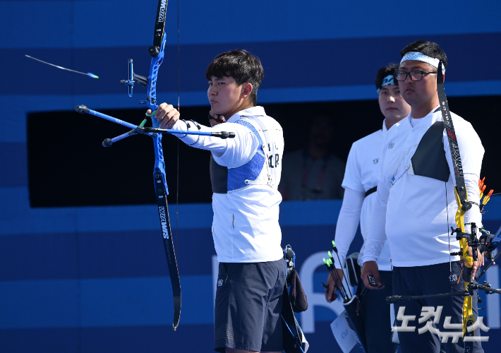 한국 양궁 대표팀 김제덕이 29일(현지시간) 프랑스 파리 앵발리드 경기장에서 열린 2024파리올림픽 남자 리커브 단체 결승 한국과 프랑스의 경기에서 활을 쏘고 있다. 2024.7.29 파리=올림픽사진공동취재단/ZU 황진환 기자