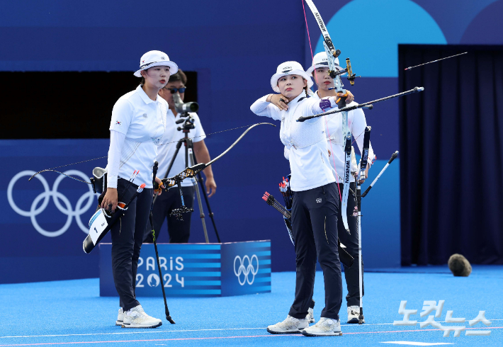 28일(현지시간) 프랑스 파리 앵발리드 경기장에서 열린 2024파리올림픽 여자 리커브 단체 준결승 한국과 네덜란드의 경기. 전훈영이 활을 쏘고 있다. 2024.7.28. 파리=올림픽사진공동취재단/JIN 황진환 기자