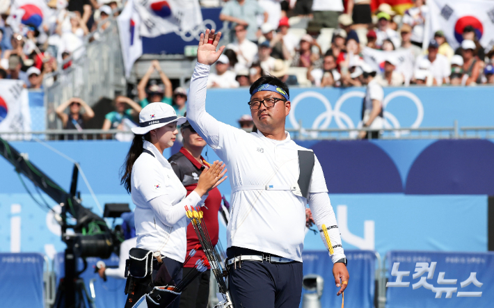 김우진 임시현이 2일(현지시각) 프랑스 파리 앵발리드에서 열린 2024 파리 올림픽 양궁 혼성 단체 결승 독일과의 경기에 나서며 손을 흔들고 있다. 2024.8.2 파리=올림픽사진공동취재단 / YSH 황진환 기자