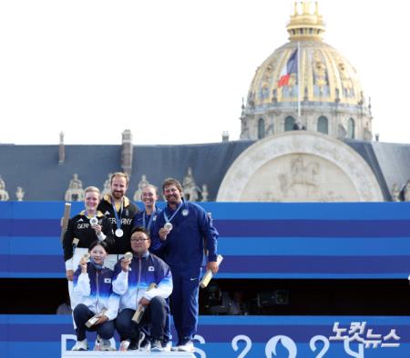 금메달 목에 건 양궁 김우진-임시현