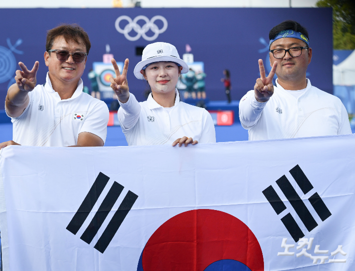 김우진과 임시현이 2일(현지시각) 프랑스 파리 앵발리드에서 열린 2024 파리 올림픽 양궁 혼성 단체 결승 독일과의 경기에서 승리 후 박성수 감독과 기념사진을 촬영하고 있다. 2024.8.2 파리=올림픽사진공동취재단 / ZU 황진환 기자