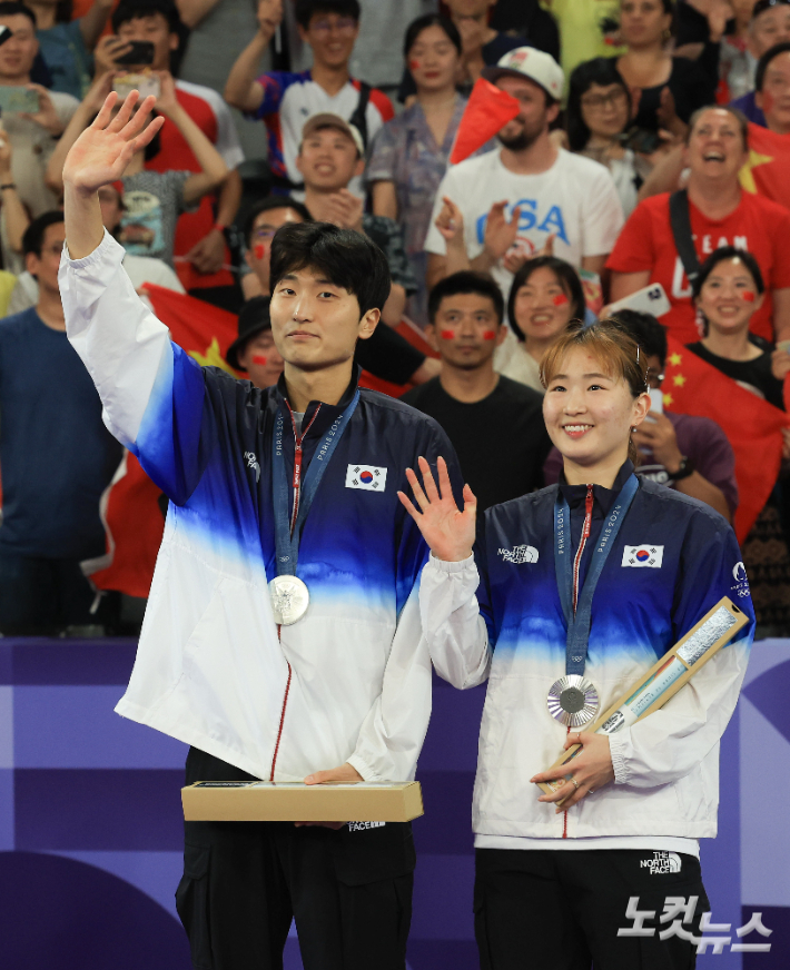 2일 오후(현지시각) 프랑스 파리 포르트 드 라 샤펠 아레나에서 열린 2024파리올림픽대회 배드민턴 혼합 복식 시상식에서 은메달 한국팀 김원호-정나은이 기념사진 촬영을 하고있다. 2024.8.02. 파리=올림픽사진공동취재단/KO 황진환 기자