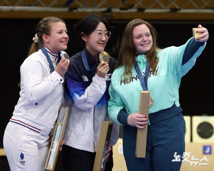 셀피 찍는 양지인