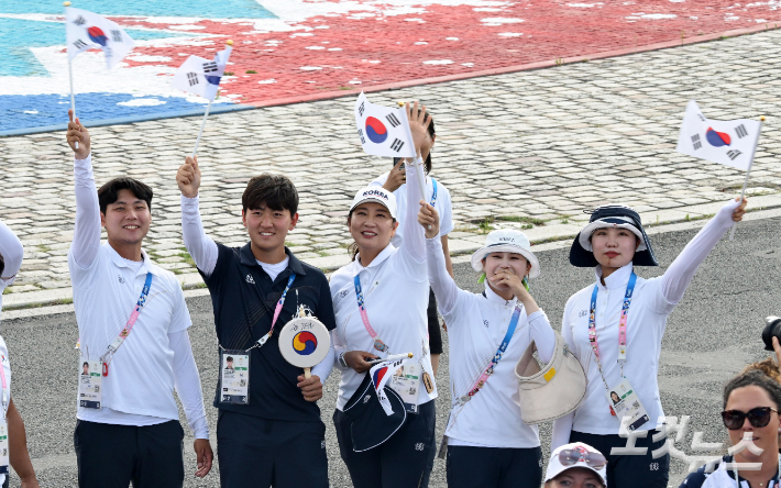 양궁 김제덕과 이우석, 전훈영, 남수현이 2일(현지시각) 프랑스 파리 앵발리드에서 열린 2024 파리 올림픽 양궁 혼성 단체 결승 독일과의 경기에서 금메달을 획득한 김우진과 임시현을 축하하기 위해 모여 있다. 2024.8.2 파리=올림픽사진공동취재단 / ZU 파리=황진환 기자