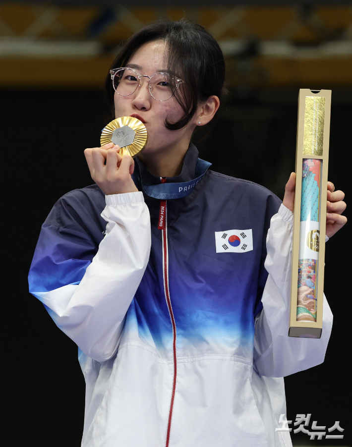 3일(현지시간) 프랑스 샤토루 국립사격센터에서 열린 2024파리올림픽 25ｍ 권총 결선에서 금메달을 딴 사격대표 양지인이 시상식에서 메달에 입을 맞추고 있다. 샤토루=올림픽사진공동취재단/JIN 황진환 기자