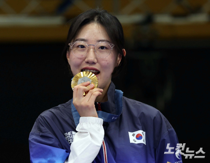 3일(현지시간) 프랑스 샤토루  CNTS사격장에서 열린 2024파리올림픽 25ｍ 권총 결선에서 금메달을 획득한 사격대표 양지인이 메달을 물고 있다. 샤토루=올림픽사진공동취재단/JIN 샤토루=황진환 기자