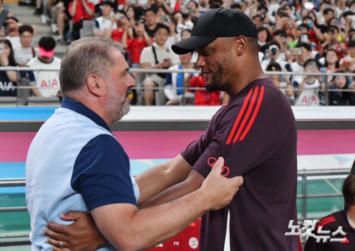 인사 나누는 두 감독들