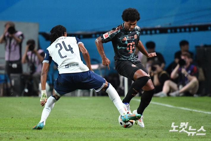3일 저녁 서울 마포구 서울월드컵경기장에서 열린 2024 쿠팡플레이 시리즈 바이에른 뮌헨과 토트넘 홋스퍼의 경기에서 세르주 그나브리가 돌파를 시도하고 있다.