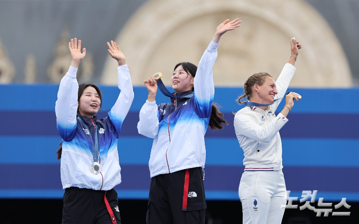 3일(현지시간) 프랑스 파리 레쟁발리드에서 열린 2024 파리올림픽 양궁 여자 개인전 시상식에서 나란히 금·은메달을 차지한 임시현과 남수현이 관중을 향해 손을 흔들고 있다. 2024.8.3 파리= 올림픽 사진공동 취재단/WOO 황진환 기자