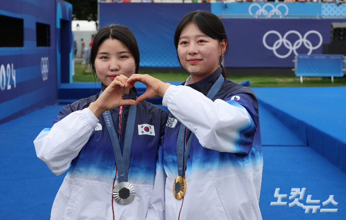 3일(현지시간) 프랑스 파리 레쟁발리드에서 열린 2024 파리올림픽 양궁 여자 개인전 시상식에서 나란히 금·은메달을 차지한 임시현과 남수현이 포즈를 취하고 있다. 2024.8.3 파리= 올림픽 사진공동 취재단/WOO 황진환 기자