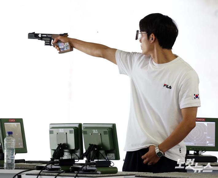 방아쇠 당기는 송종호