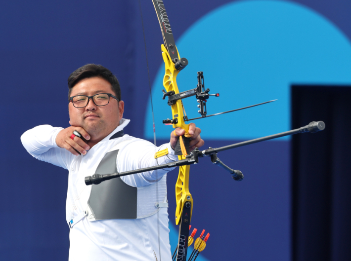 4일(현지 시각) 프랑스 파리 레쟁발리드에서 열린 2024 파리올림픽 양궁 남자 개인전 브라질의 마르쿠스 달메이다와 16강에서 한국 김우진이 활시위를 놓고 있다. 연합뉴스