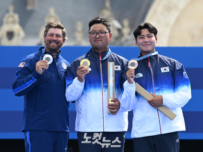 4일(현지 시간) 프랑스 파리 앵발리드에서 열린 2024파리올림픽 양궁 남자 개인전 시상식에서 미국의 앨리슨(왼쪽부터), 김우진, 이우석이 포즈를 취하고 있다. 파리=올림픽사진공동취재단/황진환 기자