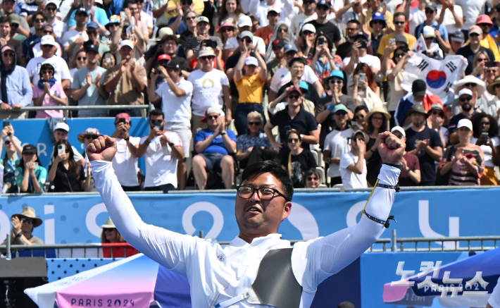 김우진이 4일(현지시간) 프랑스 파리 앵발리드에서 열린 2024파리올림픽 양궁 남자 개인 결승 미국 브래디 엘리슨과 경기에서 금메달을 따고 세리머니를 하고 있다. 2024.8.4 파리=올림픽사진공동취재단/kck 황진환 기자