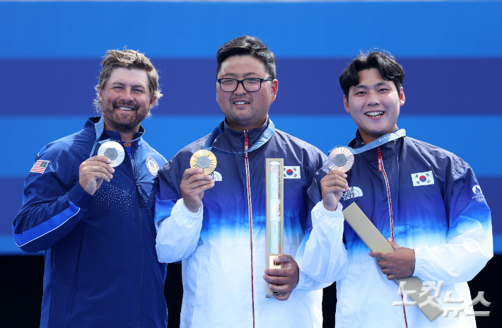 김우진과 이우석이 4일(현지시간) 프랑스 파리 앵발리드에서 열린 2024파리올림픽 양궁 남자 개인 시상식에서 미국 브래디 엘리슨과 메달 세리머니를 하고 있다. 2024.8.4 파리=올림픽사진공동취재단/JI 황진환 기자