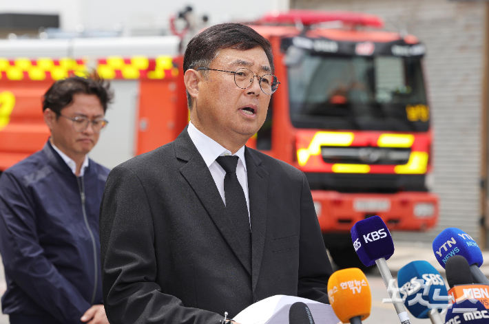 화성시 서신면 리튬전지 공장인 아리셀에서 박순관 에스코넥 대표가 23명의 사망자를 낸 사고가 발생한 것에 대해 고개숙여 사과하고 공식 사과문을 낭독하고 있다. 화성=박종민 기자