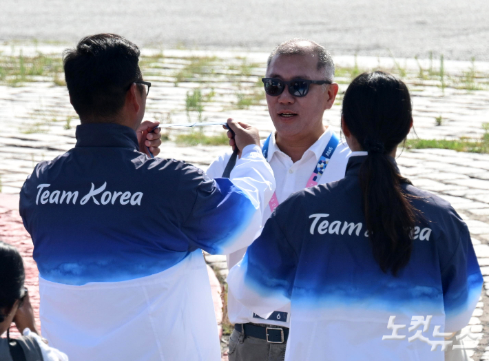 양궁 김우진과 임시현이 2일(현지시각) 프랑스 파리 앵발리드에서 열린 2024 파리 올림픽 양궁 혼성 단체 결승 독일과의 경기에서 금메달을 획득한 후 정의선 대한양궁협회장에게 금메달을 걸어주고 있다. 2024.8.2 생캉탱앙이블린=올림픽사진공동취재단 / ZU 황진환 기자