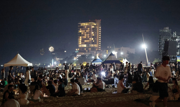 강원 강릉지역에 지난 달 19일부터 열대야가 이어지면서 경포해수욕장 백사장에 늦은 밤까지 피서 인파로 북적이고 있다. 연합뉴스