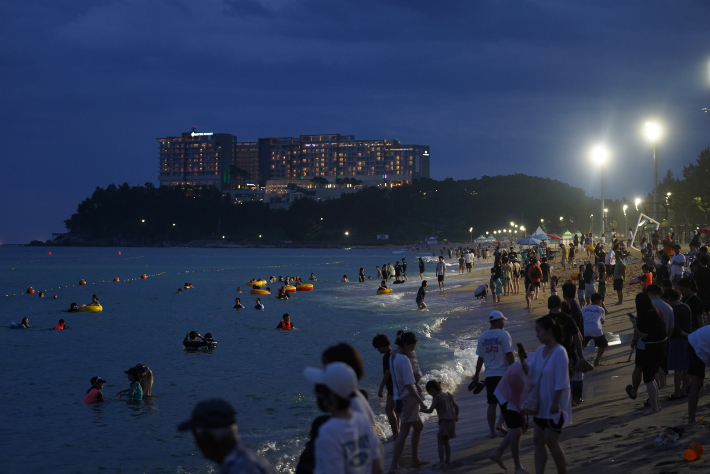 밤에도 기온이 식지 않는 열대야가 이어지면서 속초해수욕장 백사장을 찾아 더위를 식히고 있는 시민과 관광객들. 속초시 제공