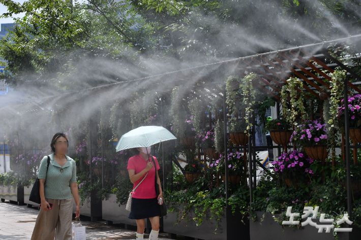 찜통더위에 쿨링포그(안개형 냉각수)에서 열을 식히는 시민들. 류영주 기자