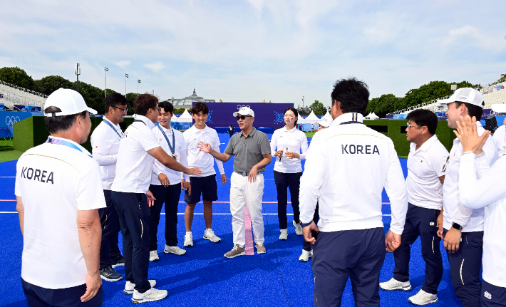 현대차그룹 정의선 회장이 대한민국 양궁 국가대표팀이 파리 대회에서 전 종목 석권한 지난 4일(현지시간) 박성수 남자팀 감독을 비롯 국가대표팀 선수 및 코칭스태프를 격려하고 있다. 대한양궁협회 제공