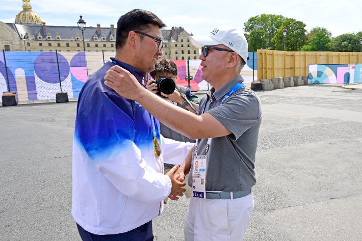 현대차그룹 정의선 회장이 지난 4일(현지시간) 파리 대회에서 남자단체·혼성·남자개인 등 양궁 3관왕에 오른 김우진을 축하하고 있다. 대한양궁협회 제공