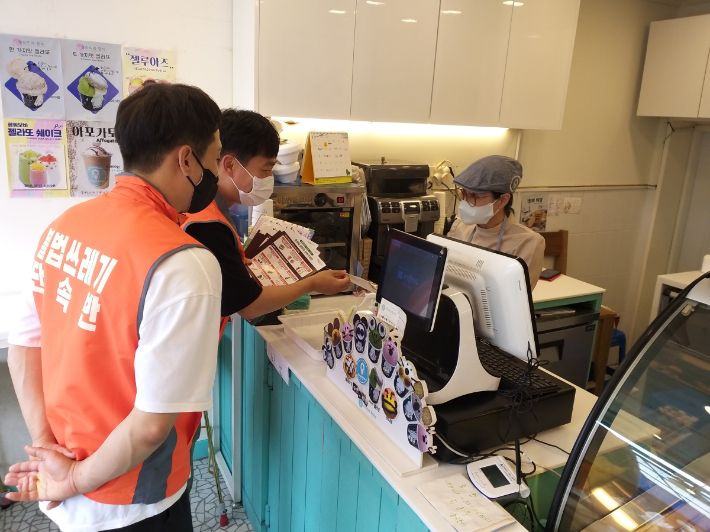 환경미화원들이 관광지를 방문해 쓰레기 분리배출 및 적정처리에 대한 홍보물을 배부하고 있다. 경주시 제공