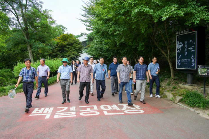 김석기 국회의원과 주낙영 경주시장을 비롯한 현장 점검단이 지난 4일 보문 호반광장 보행환경과 도로 인프라 등을 확인하고 있다. 경주시 제공