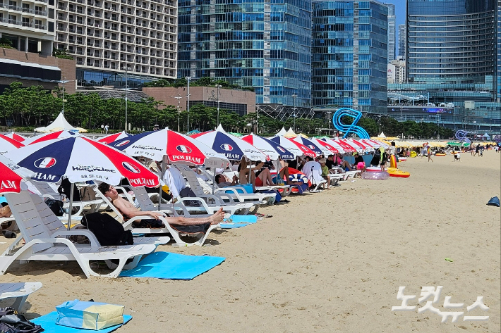 5일 부산 해운대해수욕장을 찾은 시민들이 파라솔 아래에서 더위를 식히고 있다. 김혜민 기자 