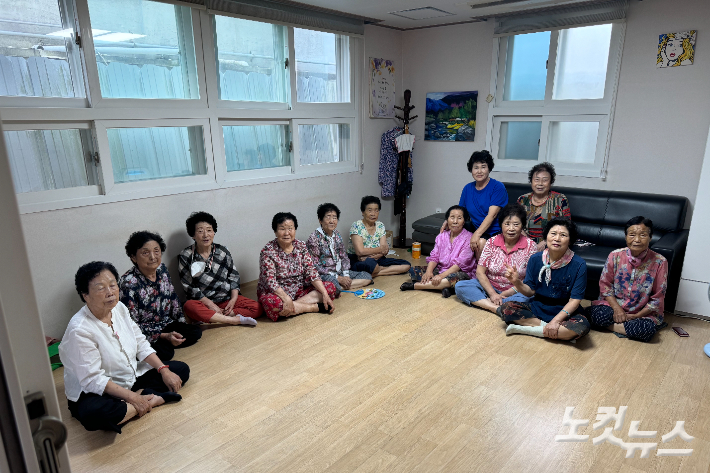 광주 동구 용산경로당에서 어르신들이 모여 무더위를 피하고 있다. 김수진 기자