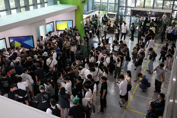 5일 부산도시공사 행복주택 입주자 방문 신청에 1천여 명이 몰려 혼란이 빚어졌다. 연합뉴스