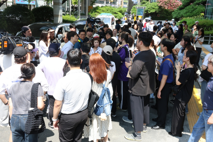 5일 부산도시공사 행복주택 입주자 방문 신청에 1천여 명이 몰려 혼란이 빚어졌다. 연합뉴스