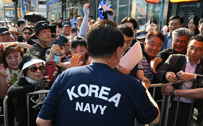 여름휴가 중인 윤석열 대통령이 5일 경남 통영시 통영중앙시장을 찾아 시민들과 인사하고 있다. 연합뉴스 