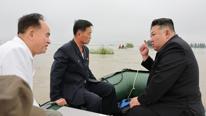 수해 지역 돌아보는 김정은 북한 국무위원장. 연합뉴스 