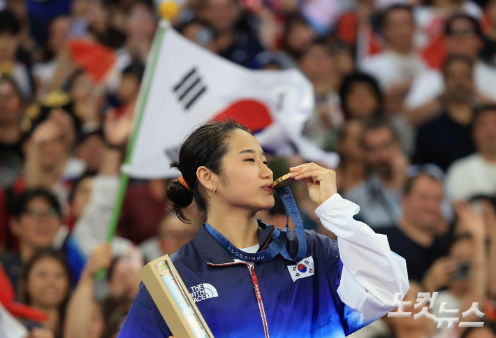 5일(현지시간) 파리 라 샤펠 아레나에서 열린 2024 파리올림픽 배드민턴 여자 단식 결승전에서 안세영이 시상식에서 금메달에 뽀뽀하고 있다.2024.8.5 파리= 올림픽사진공동취재단/KO 황진환 기자