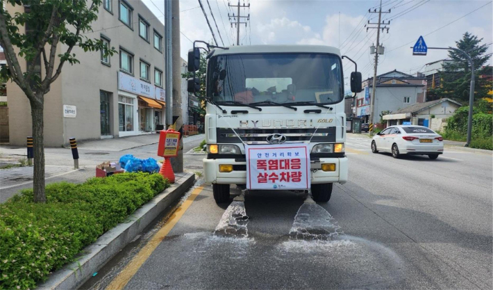 원주시가 지속되는 폭염 속에 시민 안전을 지키기 위해 살수차 운영 등 다양한 대책을 추진 중이다. 원주시 제공 