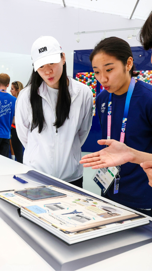 7월 25일(현지시간), 팀 삼성 갤럭시 멤버인 안세영(대한민국, 배드민턴) 선수가 2024 파리 올림픽·패럴림픽 선수촌 내 삼성 올림픽 체험관에서 갤럭시 AI의 다양한 기능을 체험하고 있다. 삼성전자 제공