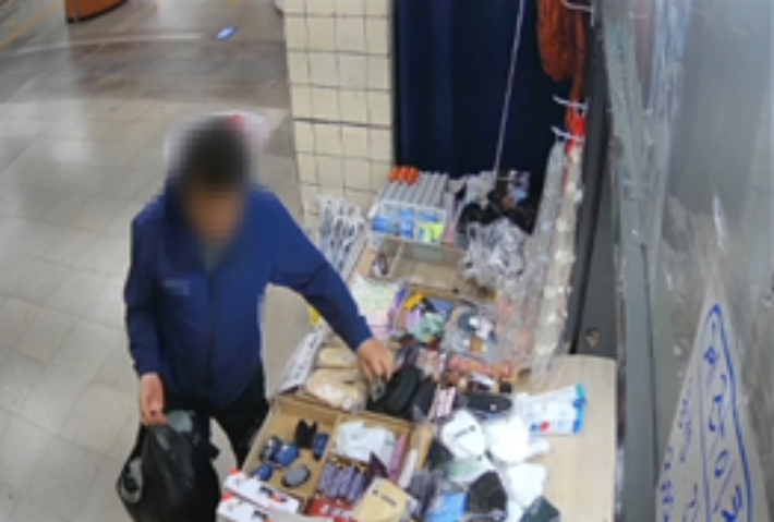 A씨가 지난 6월 7일 오전 5시 4분쯤 서울 불광역 무인 가판대에서 가방 등을 훔치고 있다. 서울경찰청 제공