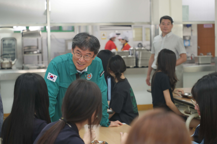 천창수 울산광역시교육감은 8일 울주군 천상중학교를 방문하고 폭염 상황을 점검했다. 울산시교육청 제공