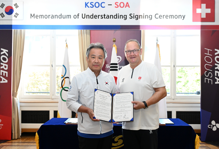 이기흥 대한체육회장(왼쪽)이 유르그 슈탈 스위스 올림픽위원회 회장과 스포츠 교류 협정을 체결한 후 기념 사진을  촬영하고 있다. 대한체육회 제공