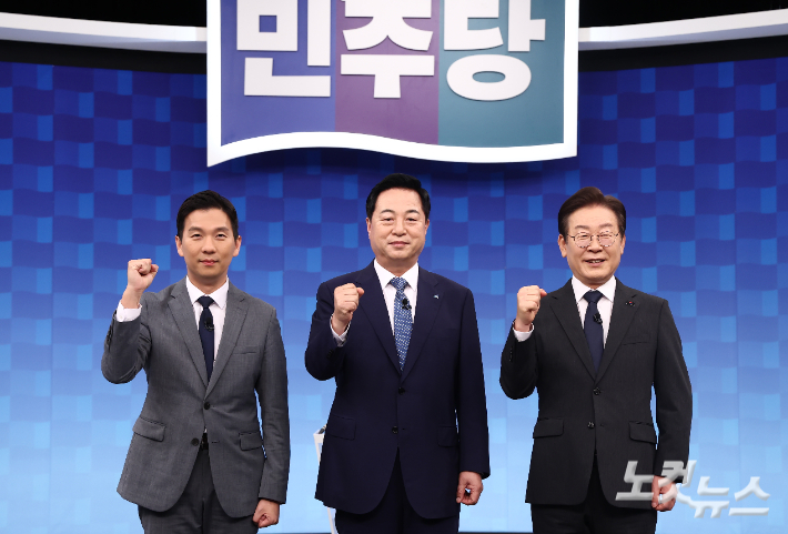 더불어민주당 김지수(왼쪽부터), 김두관, 이재명 당대표 후보가 6일 서울 양천구 SBS 목동스튜디오에서 열린 방송토론회에 앞서 기념촬영을 하고 있다. [국회사진취재단]