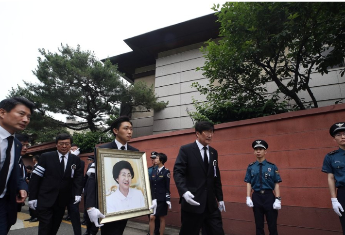 김대중 전 대통령의 부인 이희호 여사의 발인이 엄수된 2019년 6월 14일 오전 서울 동교동 사저에서 노제가 진행되고 있다. 연합뉴스