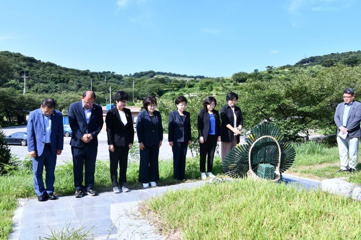 여수시의회 백인숙 의장과 과거사특위 위원들은 6일 여수시립공원묘지 내 소라 봉두 희생자 집단 묘역 등을 참배했다. 여수시의회 제공