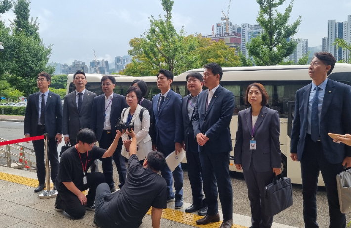 방통위 현장검증 나선 민주당 과방위원들     (과천=연합뉴스) 이정현 기자 = 국회 과학기술방송통신위원회 민주당 간사인 김현 의원을 비롯한 야당 과방위원들이 6일 오전 정부과천청사에서 방송통신위원회의 공영방송 이사 선임 관련 현장검증을 위해 방통위에 들어가기 전 취재진에게 입장을 밝히고 있다. 2024.8.6     lisa@yna.co.kr (끝)   <저작권자(c) 연합뉴스, 무단 전재-재배포, AI 학습 및 활용 금지> 연합뉴스