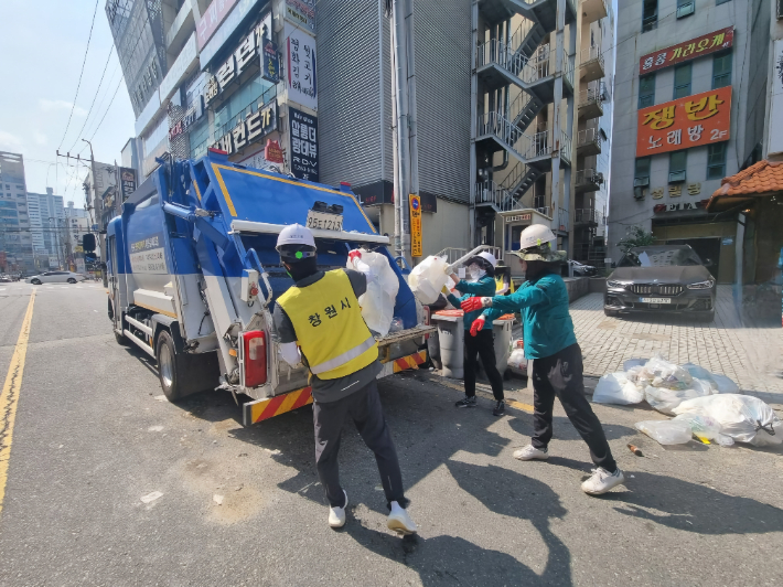 창원시 간부 공무원들이 재활용 분리수거를 돕고 있다. 창원시 제공