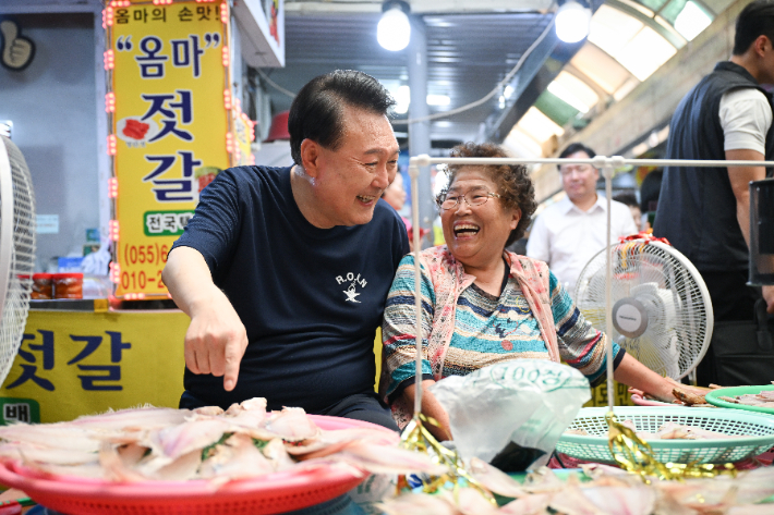 여름휴가 중인 윤석열 대통령이 5일 경남 통영시 통영중앙시장을 찾아 상인들과 이야기를 나누고 있다. 대통령실 제공