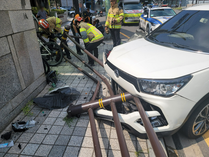 지난 5일 부산 연제구의 한 도로에서 20대 운전자가 몰던 차량이 인도로 돌진했다. 부산경찰청 제공