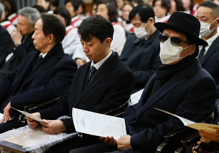 지난 3월 11일 종로구 서울대병원 장례식장에서 진행된 김영삼 전 대통령의 부인 고(故) 손명순 여사의 환송예배에서 장남 김은철(오른쪽) 씨와 차남 김현철 김영삼대통령기념재단 이사장(오른쪽 세 번째)이 참석해 있다. 연합뉴스